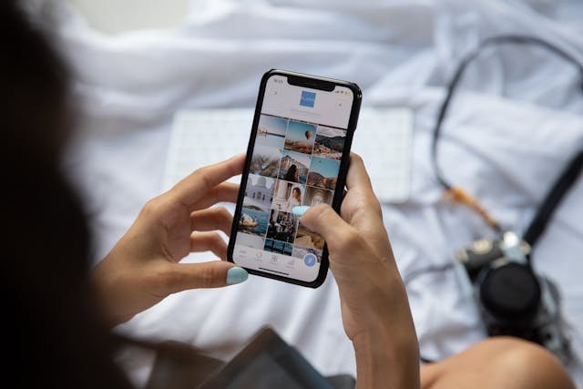 スマートフォンを操作する手元