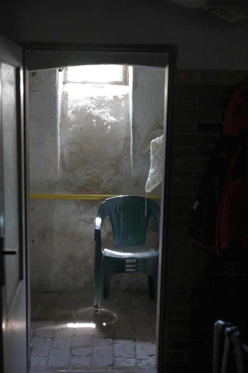 窓明かりに照らされた、ひとつきりの椅子