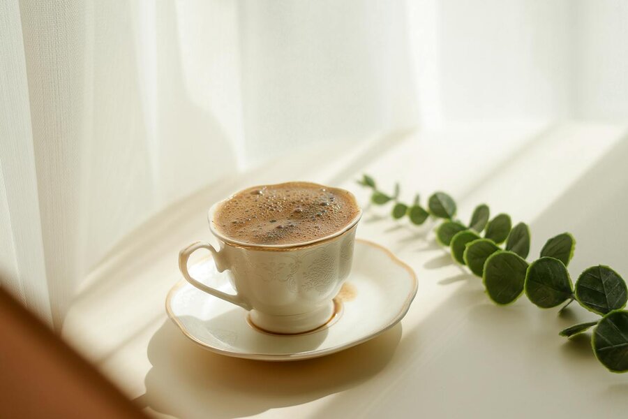 窓辺のテーブルに置かれた朝のコーヒー