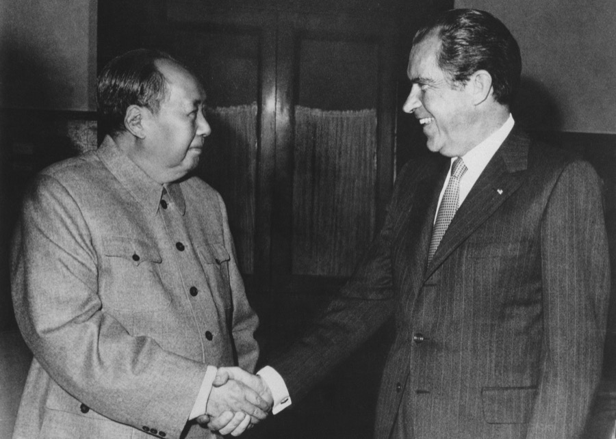 1972年2月、北京でニクソン米大統領と毛沢東主席が会談する様子