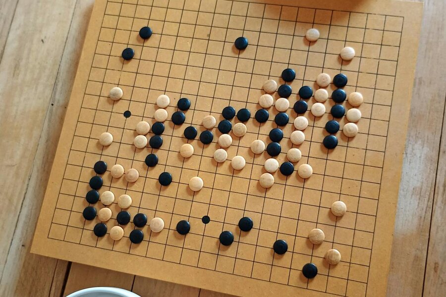 碁盤の上に散りばめられた黒白の石