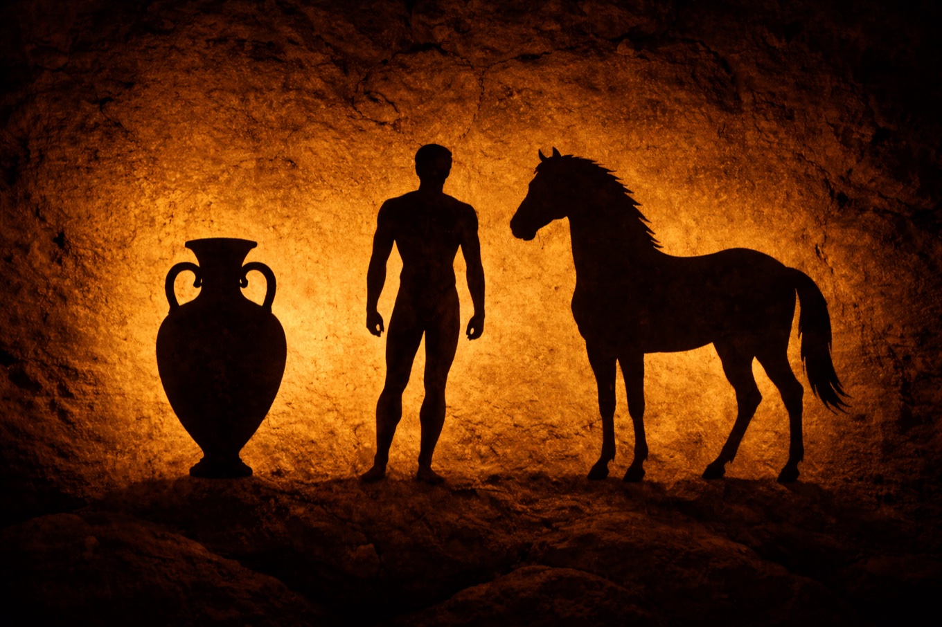 洞窟に並ぶ3つの像(人形・壺・動物)のシルエット