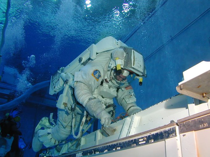 NASA Neutral Buoyancy Laboratory での宇宙飛行士訓練
