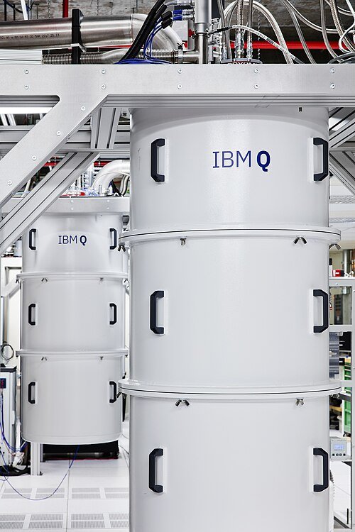 IBM Q System — 希釈冷凍機の外装