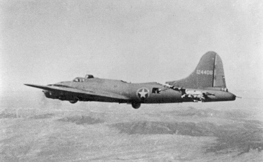 帰還したB-17爆撃機「オール・アメリカン」