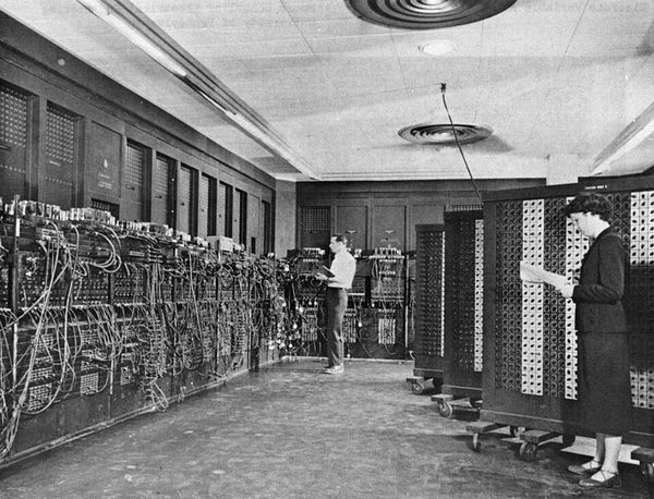 ENIAC — Glen BeckとBetty Snyderがプログラミングしている様子（1947–1955年頃）